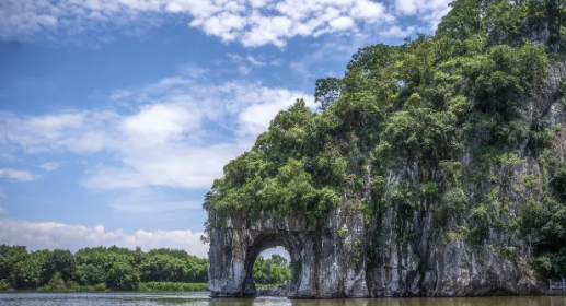 Why Did I Cry on a Bamboo Raft in Guilin? (Spoiler: It Wasn’t Just the Wind.)